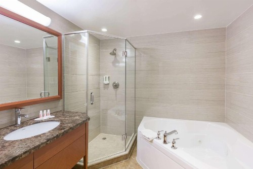 Ramada by Wyndham Flushing Queens - image 1
