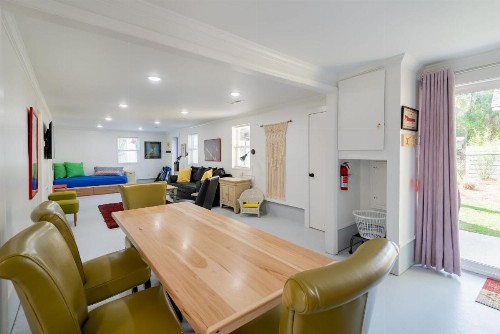 NEW LISTING Completely Renovated Laid Back Casual Beach Bungalow - image 9