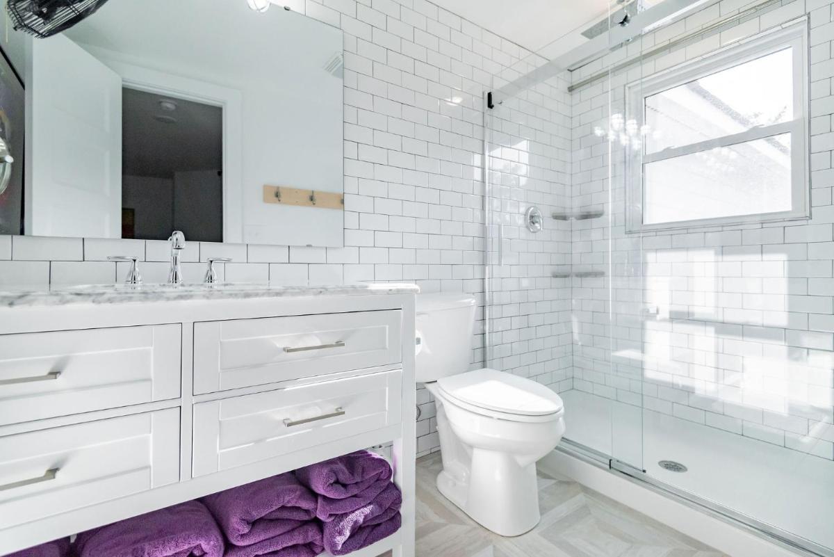 Brand NEW Folly Vacation Listing Beautiful Beach Cottage - image 7