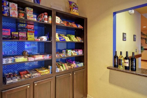 Hampton Inn & Suites Folsom - image 13