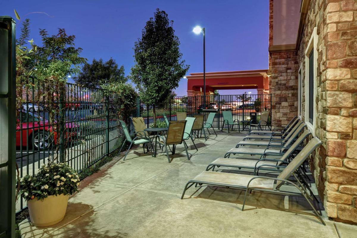 Hampton Inn & Suites Folsom - image 3