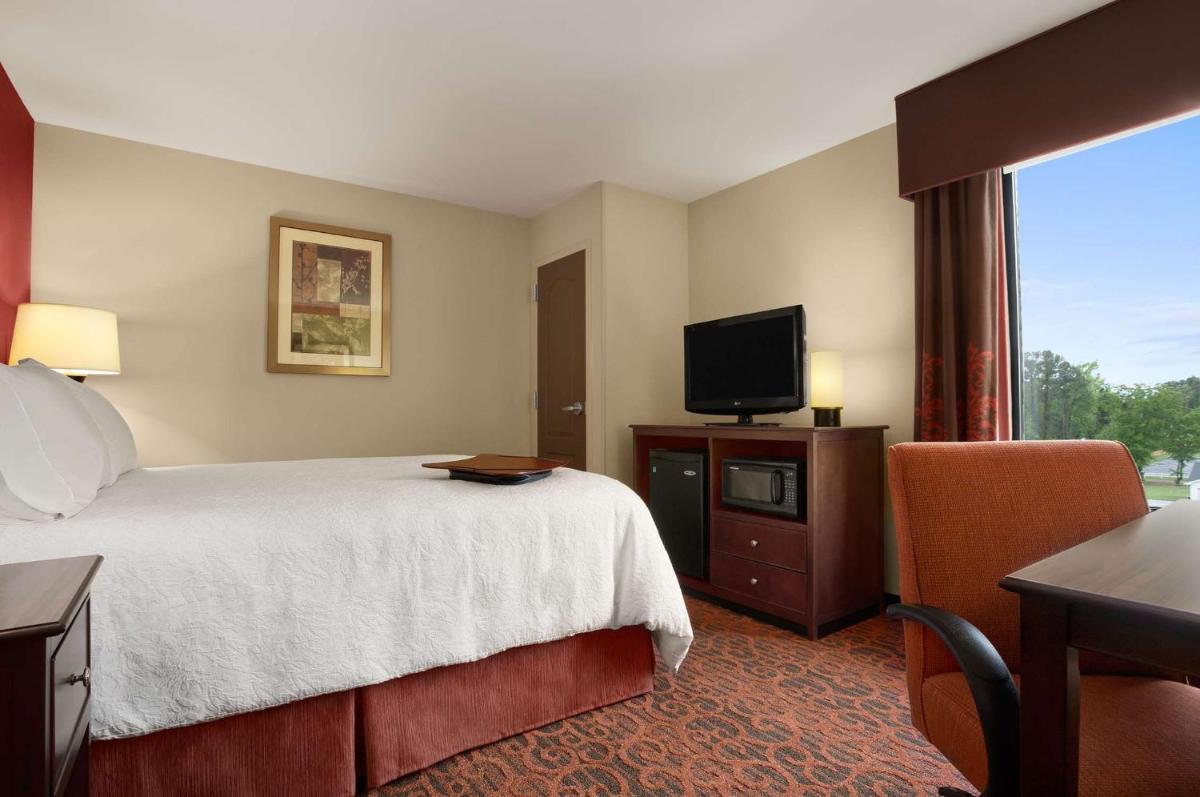 Hampton Inn Magnolia - image 7