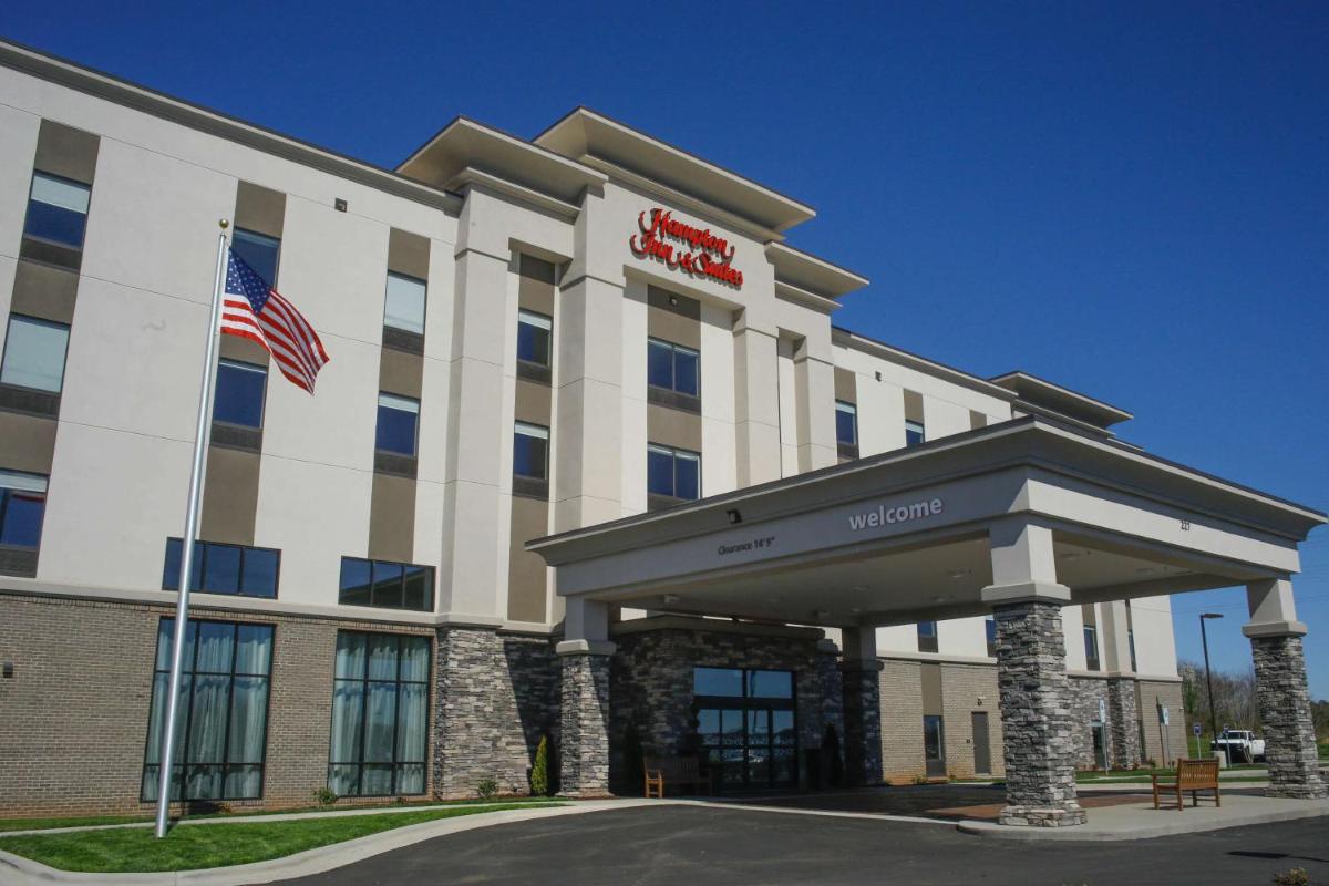 Hampton Inn & Suites Forest City - main image