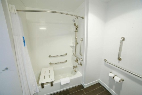 Hampton Inn & Suites Forest City - image 16