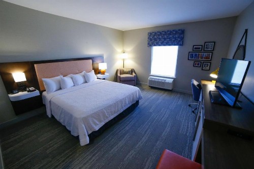 Hampton Inn & Suites Forest City - image 17