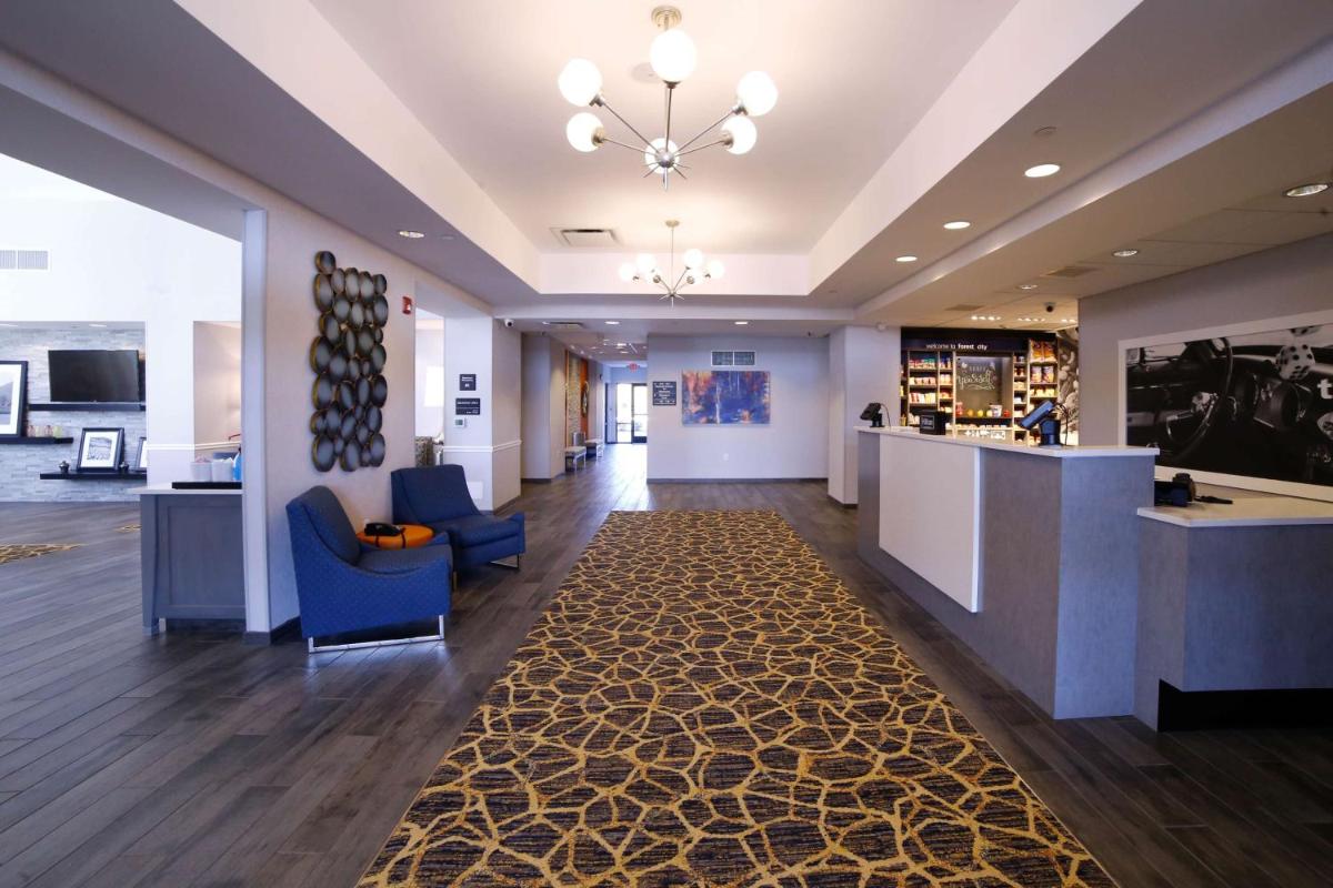 Hampton Inn & Suites Forest City - image 7