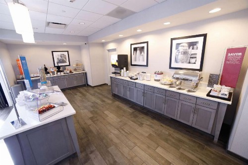 Hampton Inn & Suites Forest City - image 9