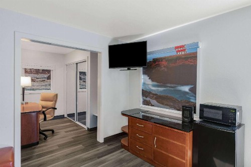 Oceanside Inn & Suites - image 14