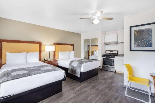 Oceanside Inn & Suites - image 15