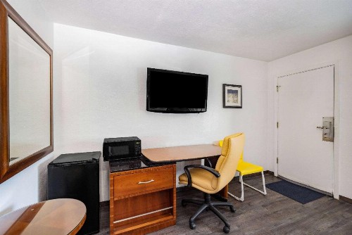 Oceanside Inn & Suites - image 19