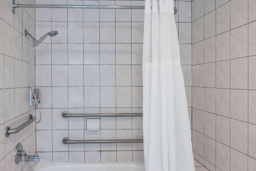 Oceanside Inn & Suites - image 22