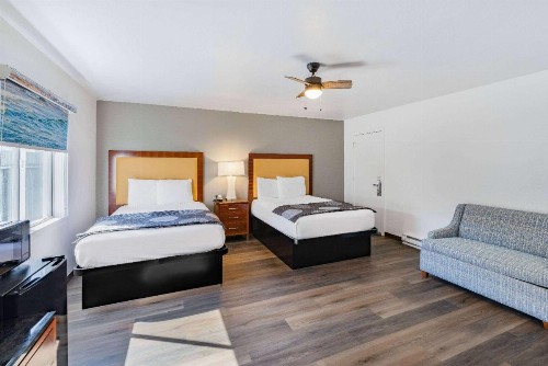 Oceanside Inn & Suites - image 25