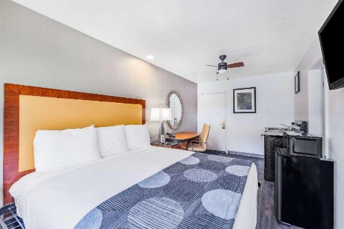 Oceanside Inn & Suites - image 31
