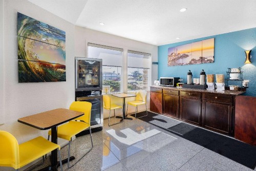 Oceanside Inn & Suites - image 33