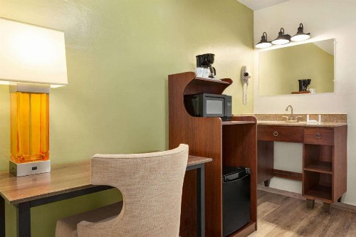 Ebb Tide Lodge - image 21