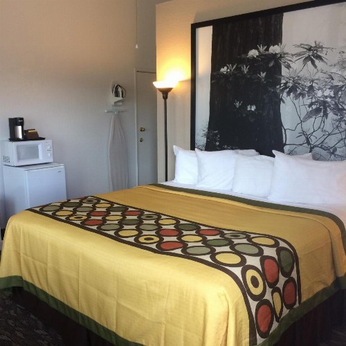 Super 8 by Wyndham Fort Bragg - image 16