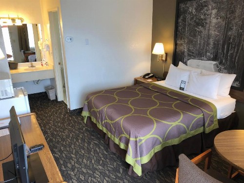 Super 8 by Wyndham Fort Bragg - image 3