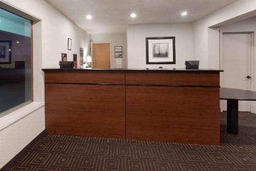 Super 8 by Wyndham Fort Bragg - image 33