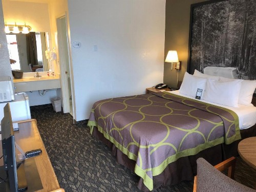 Super 8 by Wyndham Fort Bragg - image 4