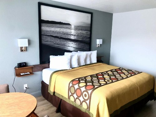 Super 8 by Wyndham Fort Bragg - image 43