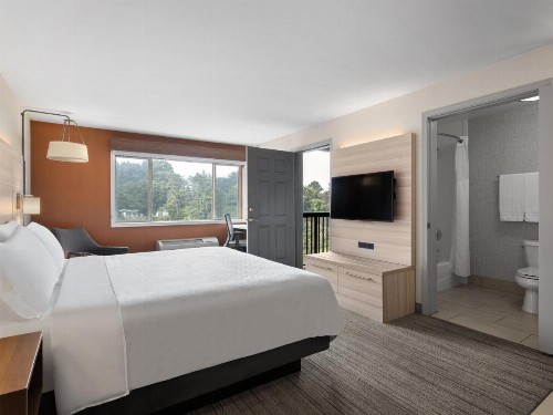 Holiday Inn Express Fort Bragg an IHG Hotel - image 17