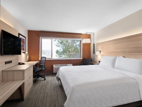 Holiday Inn Express Fort Bragg an IHG Hotel - image 38
