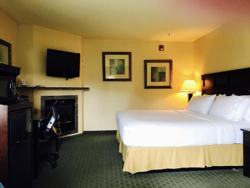 Holiday Inn Express Fort Bragg an IHG Hotel - image 44