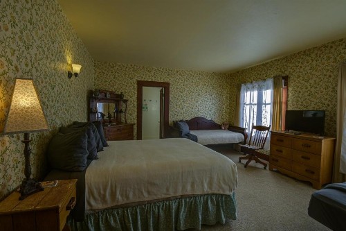 The Colonial Inn - image 3