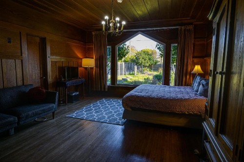 The Colonial Inn - image 6