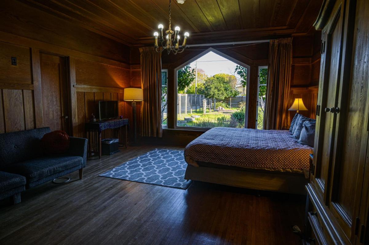 The Colonial Inn - image 6