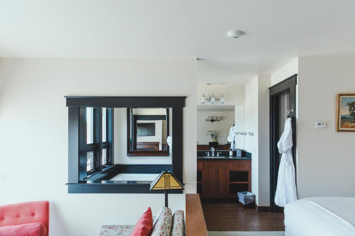 Noyo Harbor Inn - image 6