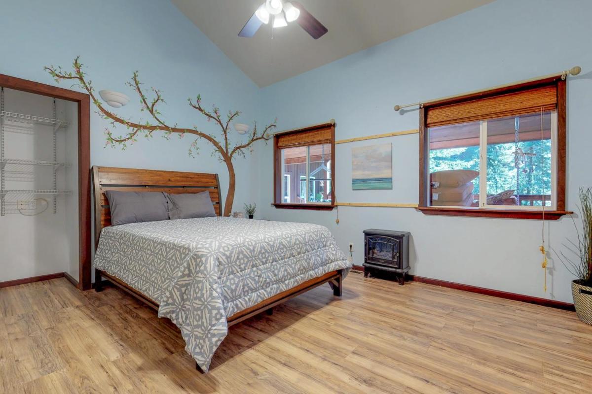 Fort Bragg Farmhouse - image 6