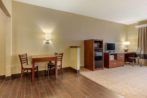 Comfort Suites Fort Collins Near University - image 12