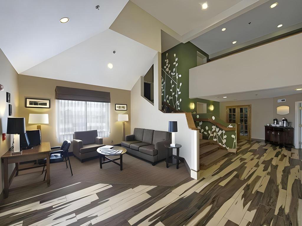 Baymont by Wyndham Fort Collins - image 2
