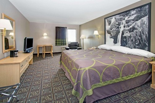 Super 8 by Wyndham Fort Collins - image 12