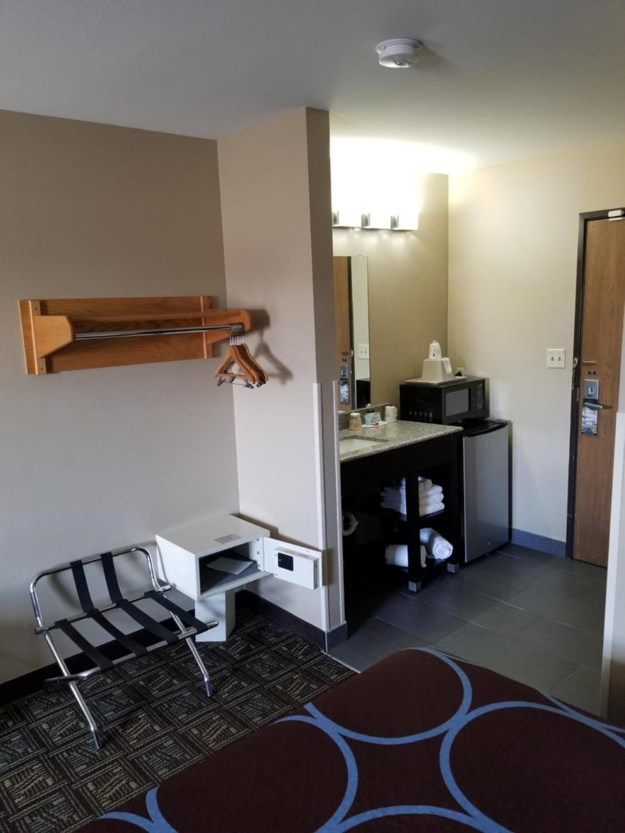 Super 8 by Wyndham Fort Collins - image 3