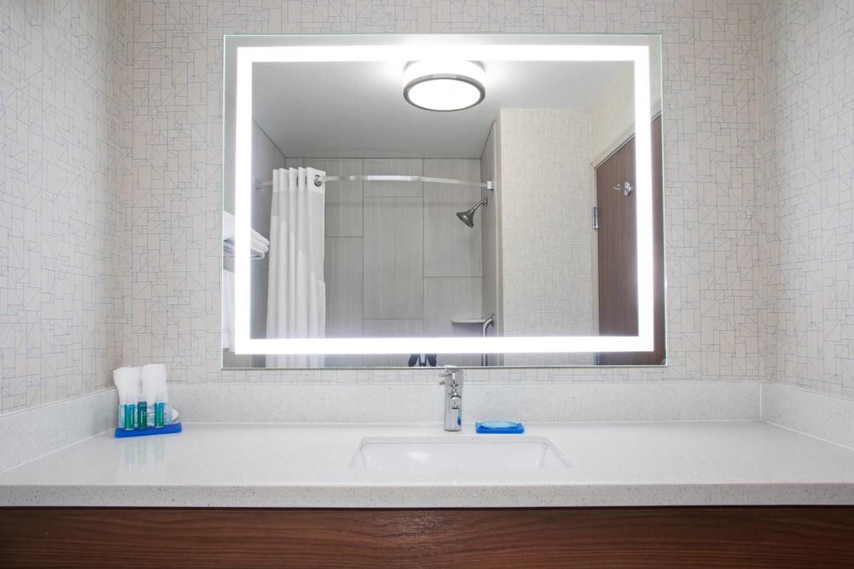 Holiday Inn Express Hotel & Suites Fort Collins an IHG Hotel - image 2