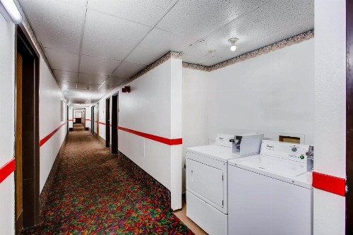9 Motel - image 11