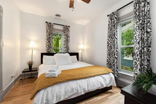 Lola House! Cozy comfort Prime Old Town Location - image 8