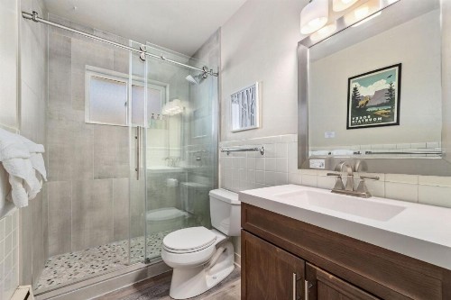 Modern & Chic Condo in the heart of Old Town - image 12