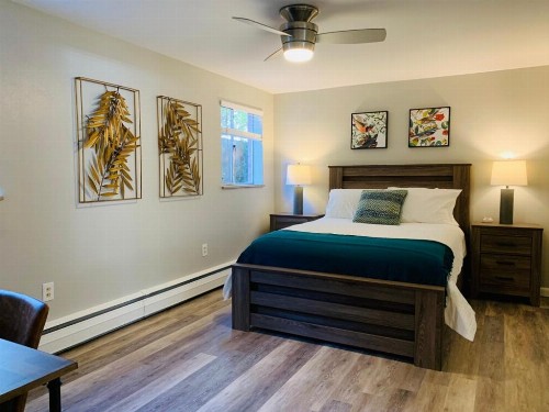 Modern & Chic Condo in the heart of Old Town - image 2