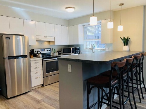 Modern & Chic Condo in the heart of Old Town - image 4