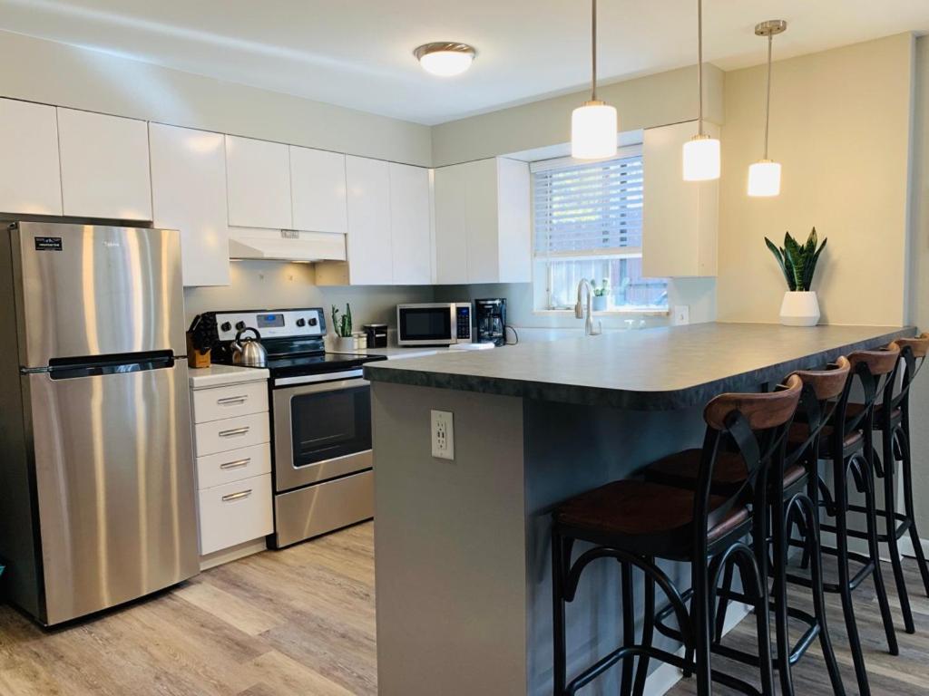 Modern & Chic Condo in the heart of Old Town - image 4
