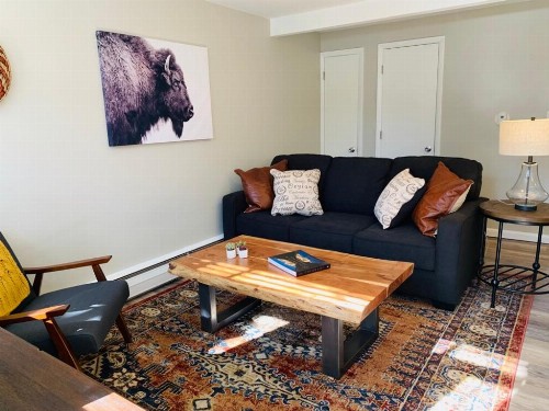 Modern & Chic Condo in the heart of Old Town - image 8