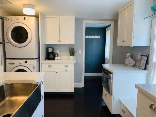 The Cottage! Chic Bungalow near Old Town Square! - image 17
