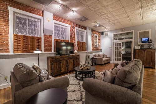 FireHouse Alley Elegant Loft-Style Retreat