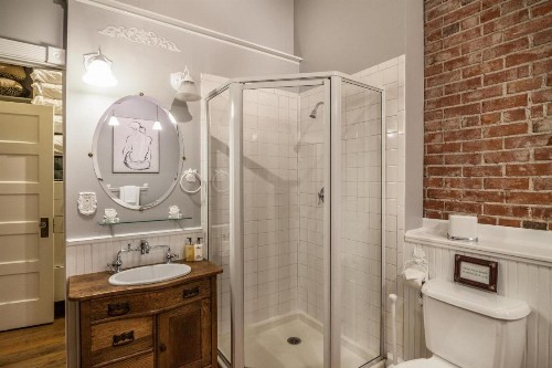 FireHouse Alley Elegant Loft-Style Retreat - image 10