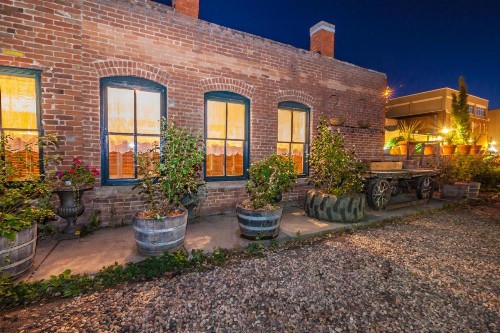FireHouse Alley Elegant Loft-Style Retreat - image 15