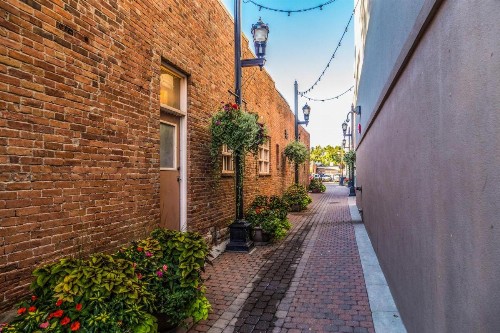 FireHouse Alley Elegant Loft-Style Retreat - image 16