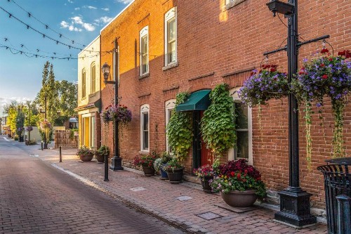 FireHouse Alley Elegant Loft-Style Retreat - image 21